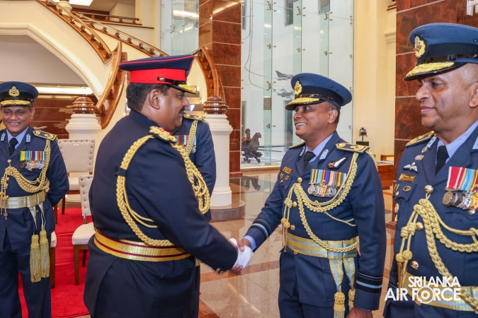 COMMANDER OF THE SRI LANKA ARMY PAYS FAREWELL CALL ON THE COMMANDER OF THE AIR FORCE