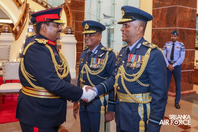 COMMANDER OF THE SRI LANKA ARMY PAYS FAREWELL CALL ON THE COMMANDER OF THE AIR FORCE