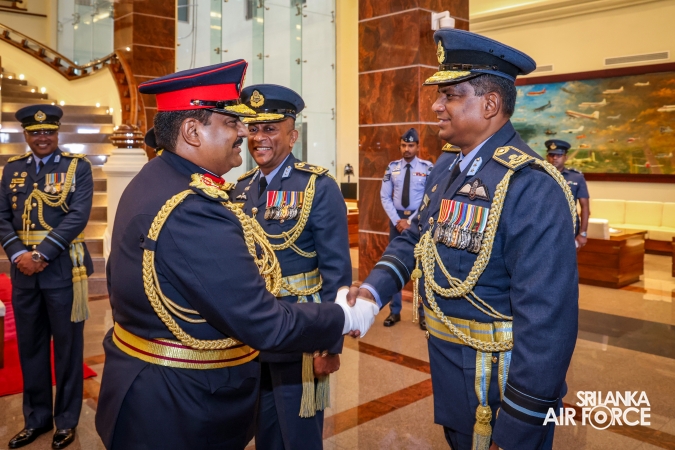 COMMANDER OF THE SRI LANKA ARMY PAYS FAREWELL CALL ON THE COMMANDER OF THE AIR FORCE