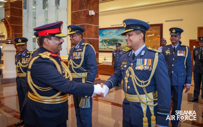 COMMANDER OF THE SRI LANKA ARMY PAYS FAREWELL CALL ON THE COMMANDER OF THE AIR FORCE