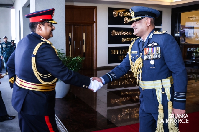 COMMANDER OF THE SRI LANKA ARMY PAYS FAREWELL CALL ON THE COMMANDER OF THE AIR FORCE