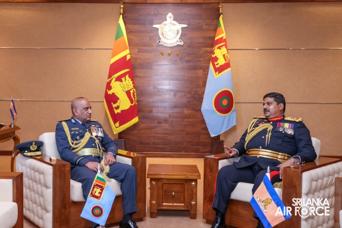 COMMANDER OF THE SRI LANKA ARMY PAYS FAREWELL CALL ON THE COMMANDER OF THE AIR FORCE