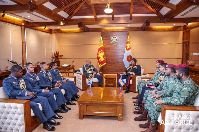 COMMANDER OF THE SRI LANKA ARMY PAYS FAREWELL CALL ON THE COMMANDER OF THE AIR FORCE