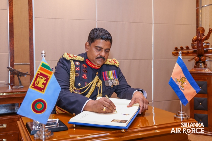 COMMANDER OF THE SRI LANKA ARMY PAYS FAREWELL CALL ON THE COMMANDER OF THE AIR FORCE