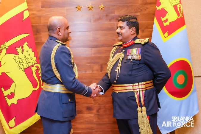COMMANDER OF THE SRI LANKA ARMY PAYS FAREWELL CALL ON THE COMMANDER OF THE AIR FORCE