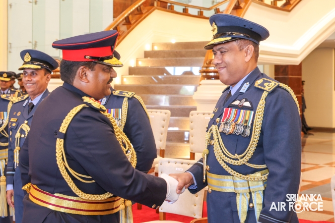 COMMANDER OF THE SRI LANKA ARMY PAYS FAREWELL CALL ON THE COMMANDER OF THE AIR FORCE