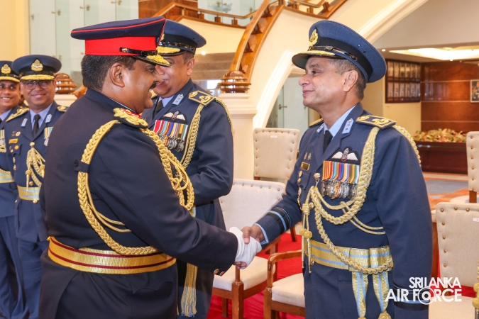 COMMANDER OF THE SRI LANKA ARMY PAYS FAREWELL CALL ON THE COMMANDER OF THE AIR FORCE