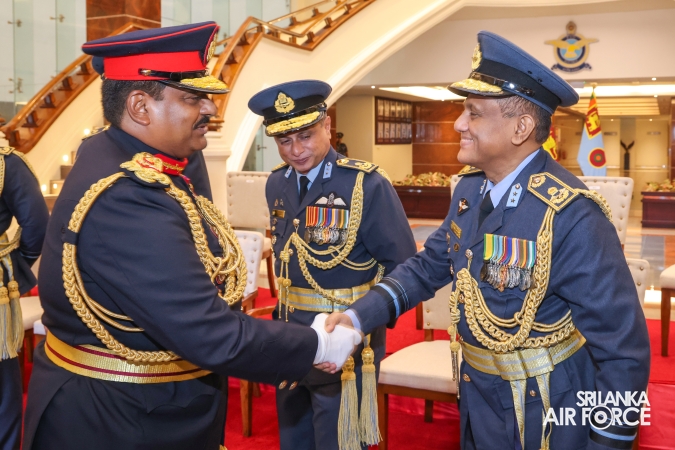 COMMANDER OF THE SRI LANKA ARMY PAYS FAREWELL CALL ON THE COMMANDER OF THE AIR FORCE