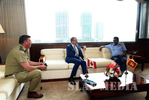 The High Commissioner of Canada Calls on Commander