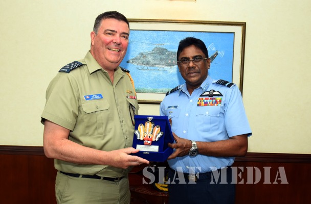 The High Commissioner of Canada Calls on Commander