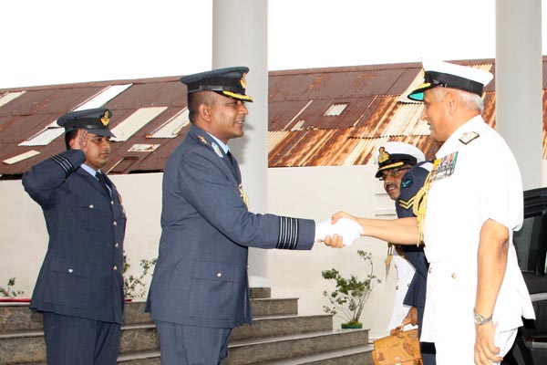 ඉන්දියානු නාවික හාමුදාපති ගුවන් හමුදා මුලස්ථානයේ සංචාරයක.