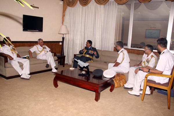 ඉන්දියානු නාවික හාමුදාපති ගුවන් හමුදා මුලස්ථානයේ සංචාරයක.