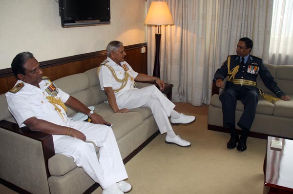 ඉන්දියානු නාවික හාමුදාපති ගුවන් හමුදා මුලස්ථානයේ සංචාරයක.