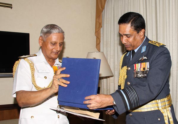 ඉන්දියානු නාවික හාමුදාපති ගුවන් හමුදා මුලස්ථානයේ සංචාරයක.