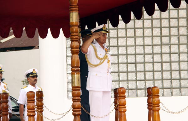 ඉන්දියානු නාවික හාමුදාපති ගුවන් හමුදා මුලස්ථානයේ සංචාරයක.