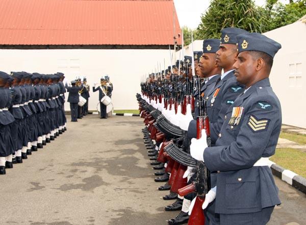 ඉන්දියානු නාවික හාමුදාපති ගුවන් හමුදා මුලස්ථානයේ සංචාරයක.