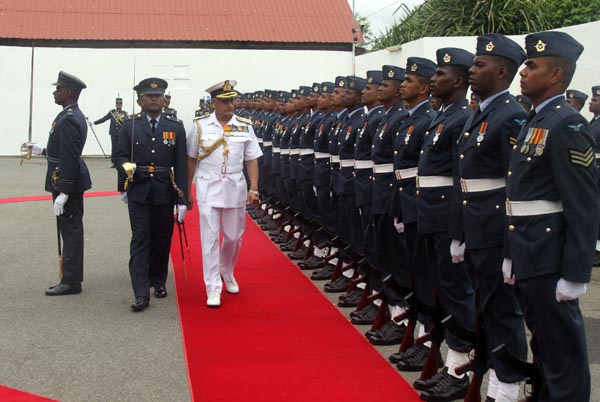 ඉන්දියානු නාවික හාමුදාපති ගුවන් හමුදා මුලස්ථානයේ සංචාරයක.