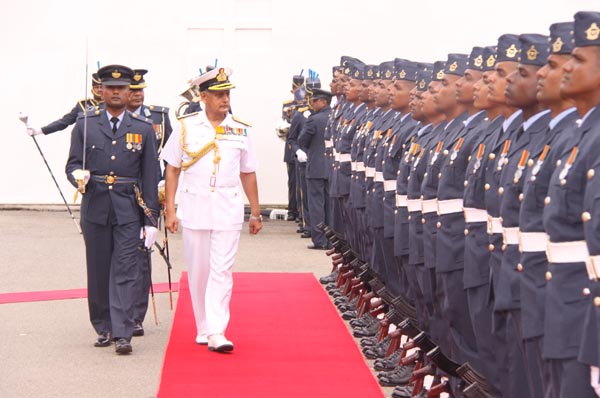 ඉන්දියානු නාවික හාමුදාපති ගුවන් හමුදා මුලස්ථානයේ සංචාරයක.