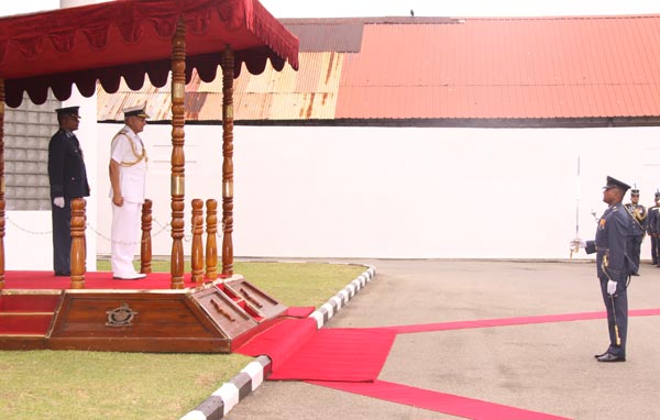 ඉන්දියානු නාවික හාමුදාපති ගුවන් හමුදා මුලස්ථානයේ සංචාරයක.