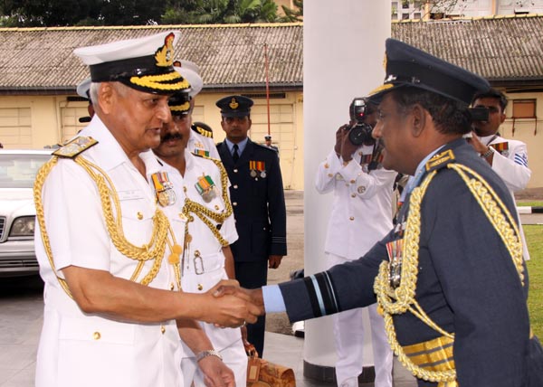 ඉන්දියානු නාවික හාමුදාපති ගුවන් හමුදා මුලස්ථානයේ සංචාරයක.