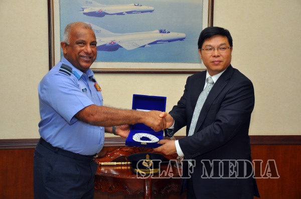 Chinese Ambassador Calls on the Commander of the Air Force