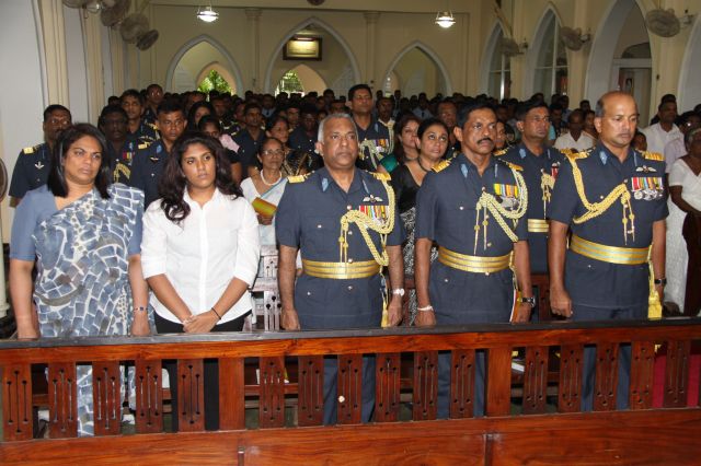 ගුවන් විරුවන් සිහිකරමින් ශාන්ත තෙරේසා දේවස්ථානයේදී දේව මෙහෙයක්