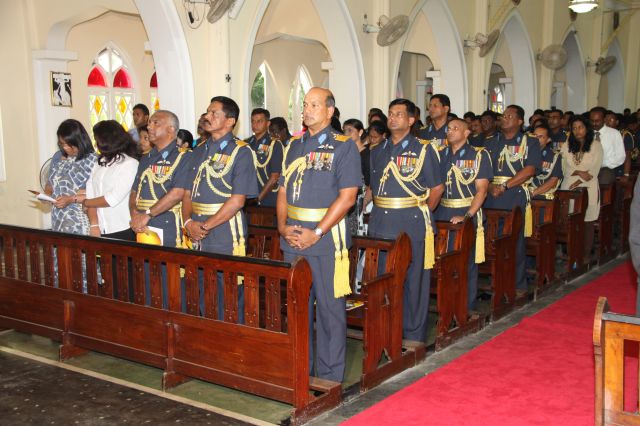 ගුවන් විරුවන් සිහිකරමින් ශාන්ත තෙරේසා දේවස්ථානයේදී දේව මෙහෙයක්