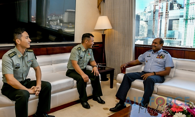 Chinese Defence Attaché Calls on the Commander