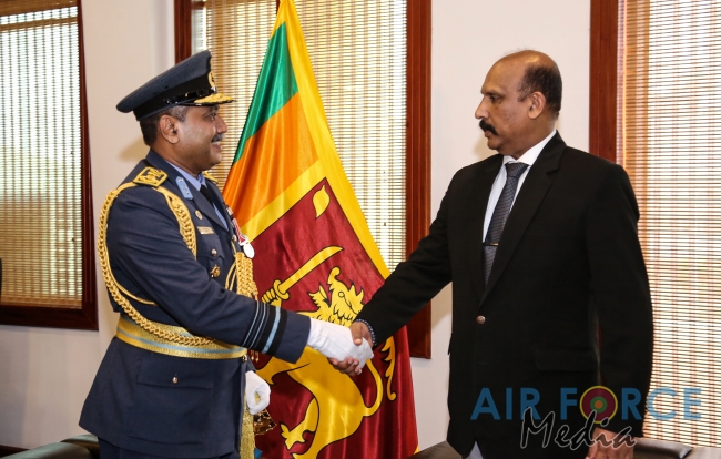 Commander makes a farewell call on the Secretary of Defence