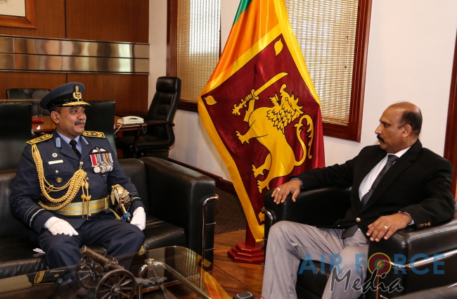 Commander makes a farewell call on the Secretary of Defence