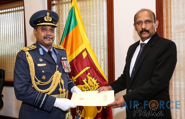 Commander makes a farewell call on the Secretary of Defence