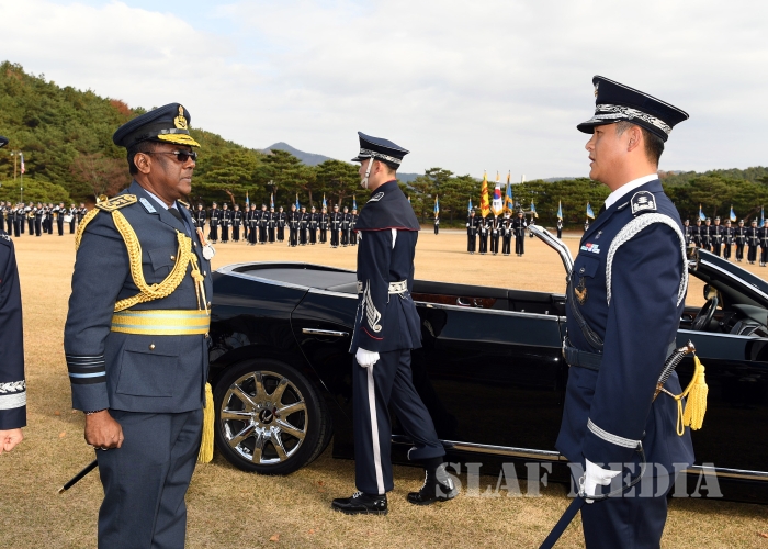 The Commander Calls on the Commander of the ROK Air Force