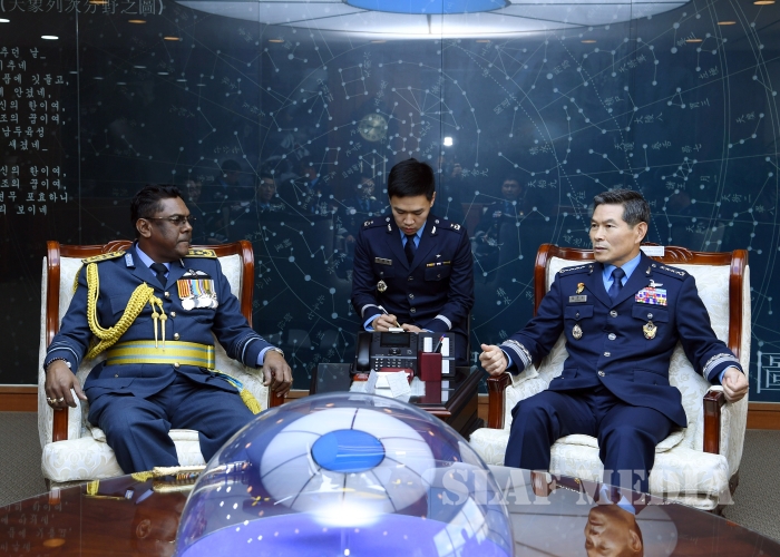 The Commander Calls on the Commander of the ROK Air Force