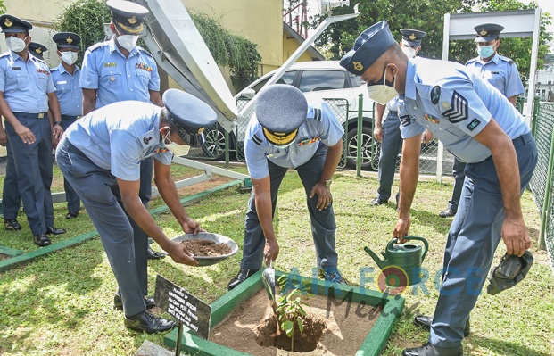 CHANGE
OF COMMAND AT THE ELECTRONIC & TELECOMMUNICATION ENGINEERING
WING, RATMALANA
