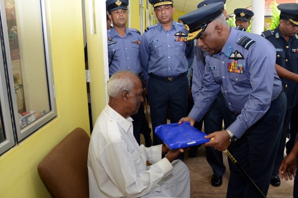 Commander Visits Slesa Elders Home Katana