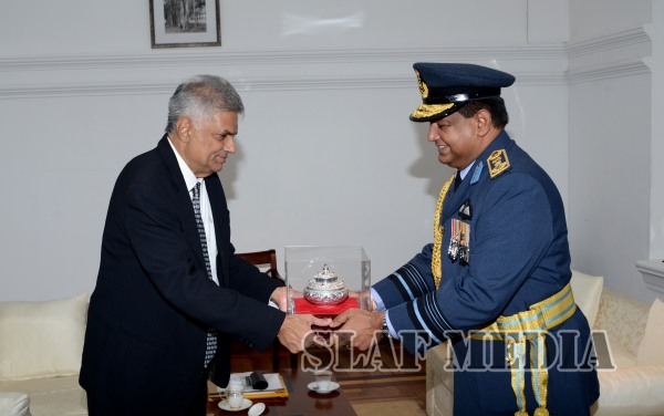 SLAF Commander calls on the Prime Minister