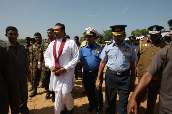 යුද විජයග්රහණයේ සමරු ස්මාරකය අන්තිම සටන පැවති පුදුකුඩුඉරිප්පු ප්රදේශයේ ඉදිවෙයි. යුද විජයග්රහණයේ සමරු ස්මාරකය අන්තිම සටන පැවති පුදුකුඩුඉරිප්පු ප්රදේශයේ ඉදිවෙයි.