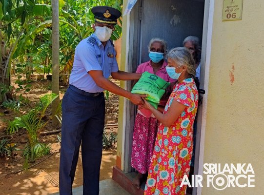 SLAF SEVA VANITHA UNIT DISTRIBUTES DRY RATION PACKS TO UNDERPRIVILEGED FAMILIES IN WEERAWILA