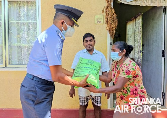 SLAF SEVA VANITHA UNIT DISTRIBUTES DRY RATION PACKS TO UNDERPRIVILEGED FAMILIES IN WEERAWILA