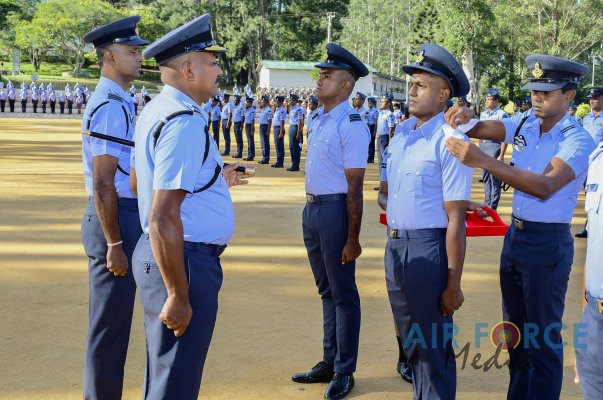 COMMISSIONING 75TH STUDENT OFFICERS COURSE, LANYARD AND CANE
AWARDING CEREMONY OF GUNNER INSTRUCTORS HELD AT DIYATALAWA