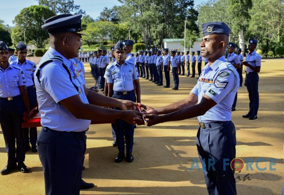 COMMISSIONING 75TH STUDENT OFFICERS COURSE, LANYARD AND CANE
AWARDING CEREMONY OF GUNNER INSTRUCTORS HELD AT DIYATALAWA
