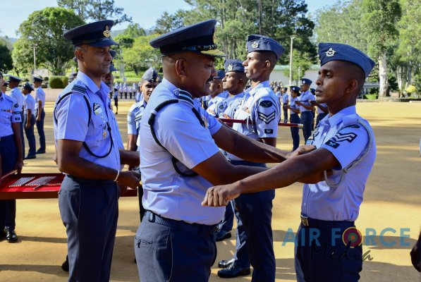 COMMISSIONING 75TH STUDENT OFFICERS COURSE, LANYARD AND CANE
AWARDING CEREMONY OF GUNNER INSTRUCTORS HELD AT DIYATALAWA