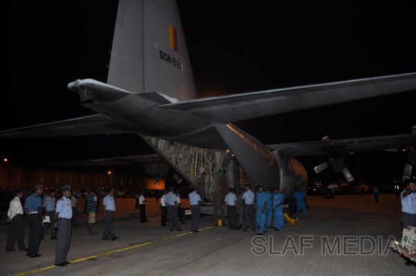 ගුවන් හමුදාවට අයත් ගුවන් යානයක් ආධාරයෙන් අලි පැටවුන් දෙදෙනෙකු ගුවනින් චෙක් රාජ්යයට