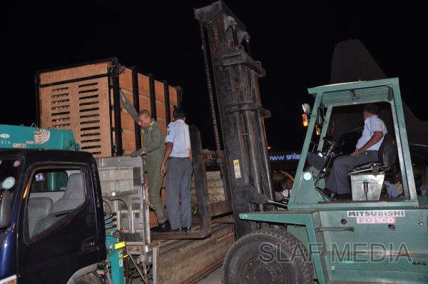 ගුවන් හමුදාවට අයත් ගුවන් යානයක් ආධාරයෙන් අලි පැටවුන් දෙදෙනෙකු ගුවනින් චෙක් රාජ්යයට