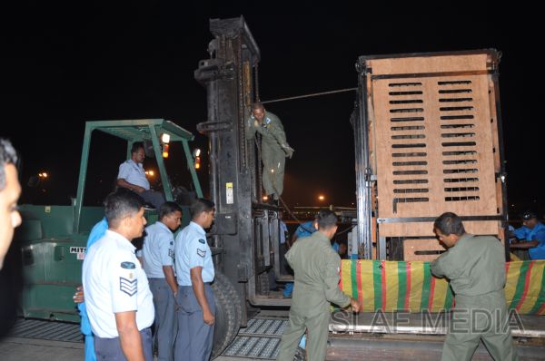 ගුවන් හමුදාවට අයත් ගුවන් යානයක් ආධාරයෙන් අලි පැටවුන් දෙදෙනෙකු ගුවනින් චෙක් රාජ්යයට