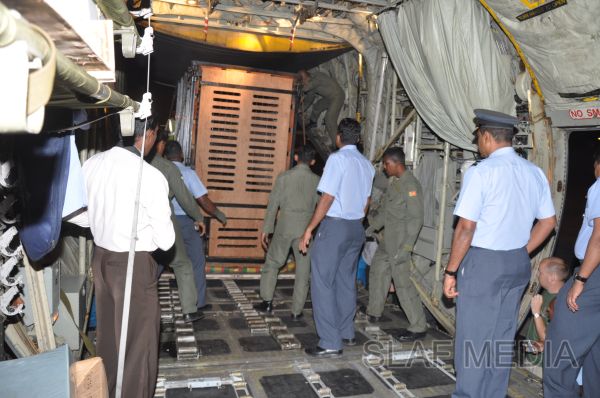 ගුවන් හමුදාවට අයත් ගුවන් යානයක් ආධාරයෙන් අලි පැටවුන් දෙදෙනෙකු ගුවනින් චෙක් රාජ්යයට