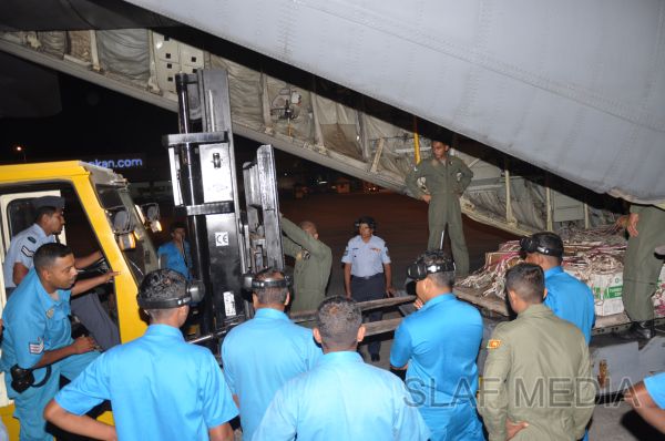 ගුවන් හමුදාවට අයත් ගුවන් යානයක් ආධාරයෙන් අලි පැටවුන් දෙදෙනෙකු ගුවනින් චෙක් රාජ්යයට