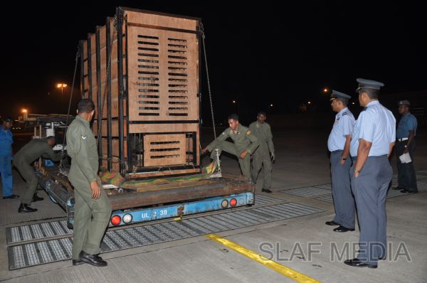 ගුවන් හමුදාවට අයත් ගුවන් යානයක් ආධාරයෙන් අලි පැටවුන් දෙදෙනෙකු ගුවනින් චෙක් රාජ්යයට