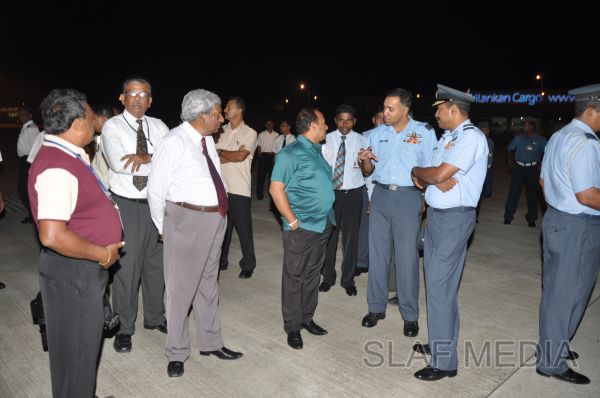 ගුවන් හමුදාවට අයත් ගුවන් යානයක් ආධාරයෙන් අලි පැටවුන් දෙදෙනෙකු ගුවනින් චෙක් රාජ්යයට