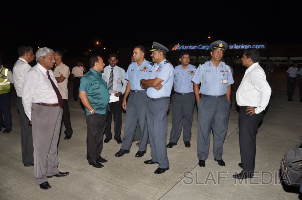 ගුවන් හමුදාවට අයත් ගුවන් යානයක් ආධාරයෙන් අලි පැටවුන් දෙදෙනෙකු ගුවනින් චෙක් රාජ්යයට